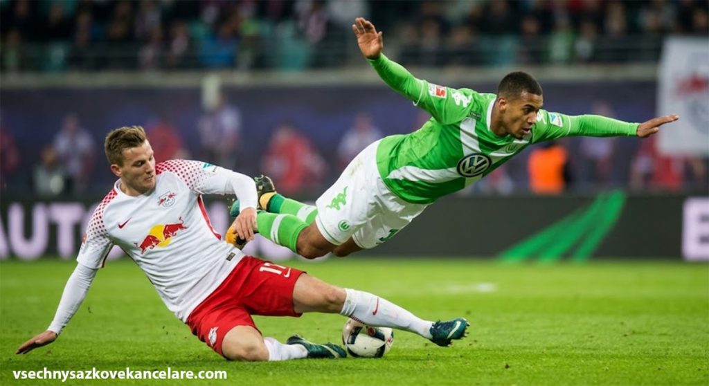 Nebezpečný skluz hráče RB Leipzig proti Wolfsburgu Nebezpečný skluz hráče RB Leipzig proti Wolfsburgu